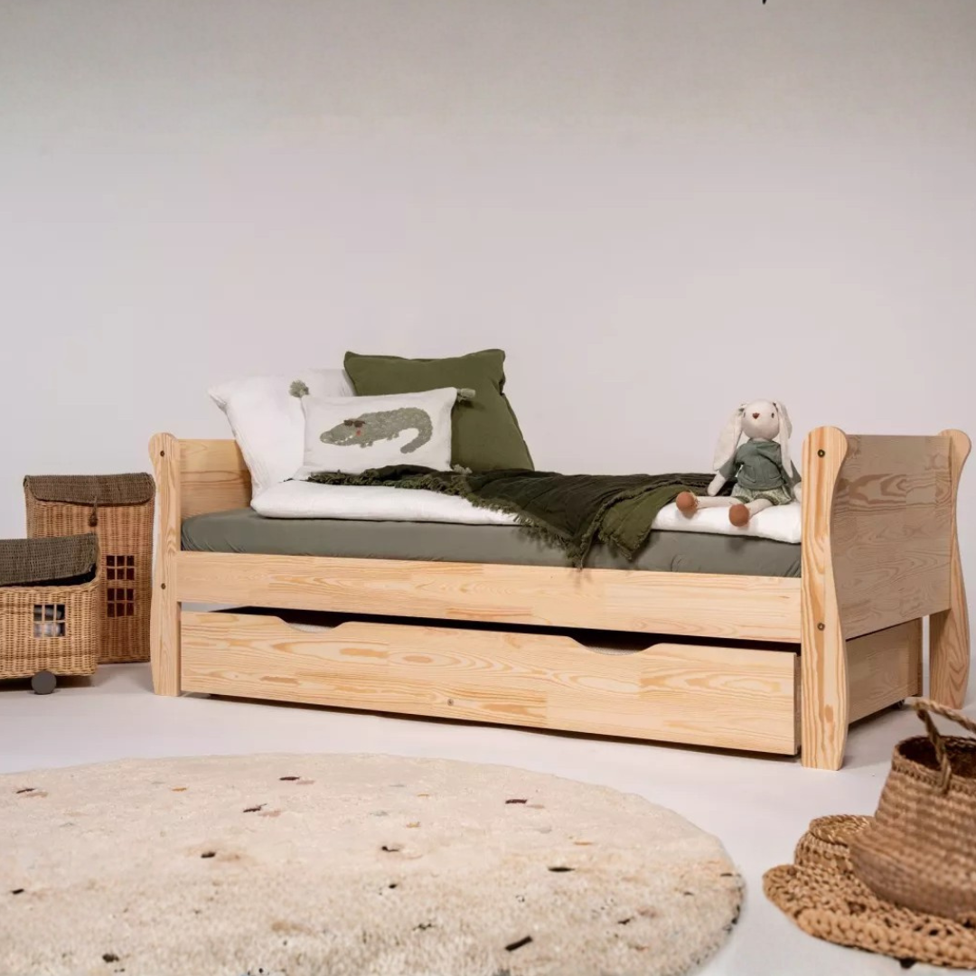 Drewniane łóżko dziecięce