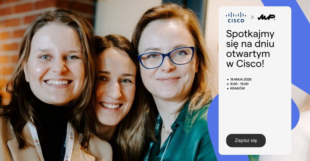 Trzy uśmiechnięte kobiety zapraszające na dzień otwarty w Cisco